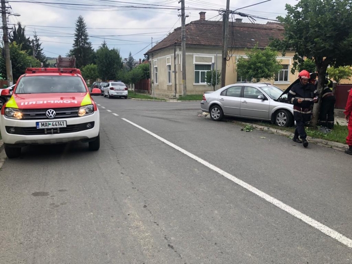 Accident pe o stradă din Dej. O femeie a fost rănită